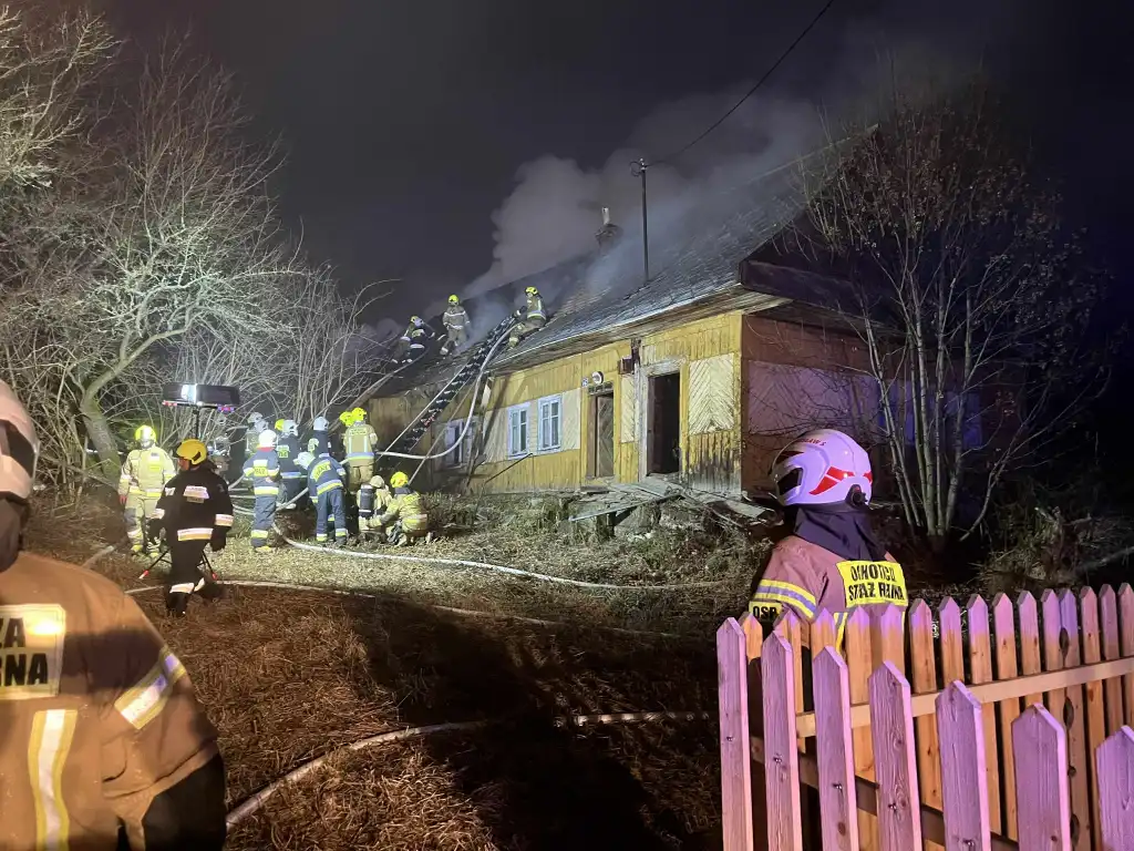 Pożar pustostanu w Zubrzycy Dolnej. Nocna akcja strażaków