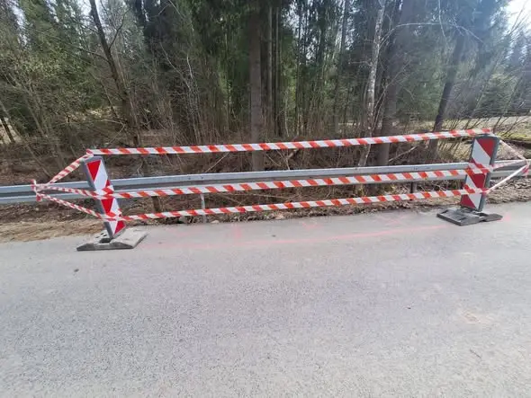 Kierowcy muszą uważać, podmyta jezdnia w Witowie