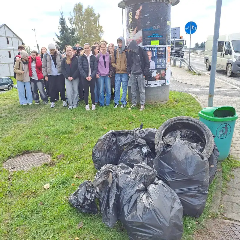 Kultura i szacunek do przyrody. Uczniowie ZSCKR i Urząd Miasta Nowy Targ we wspólnej akcji ekologicznej