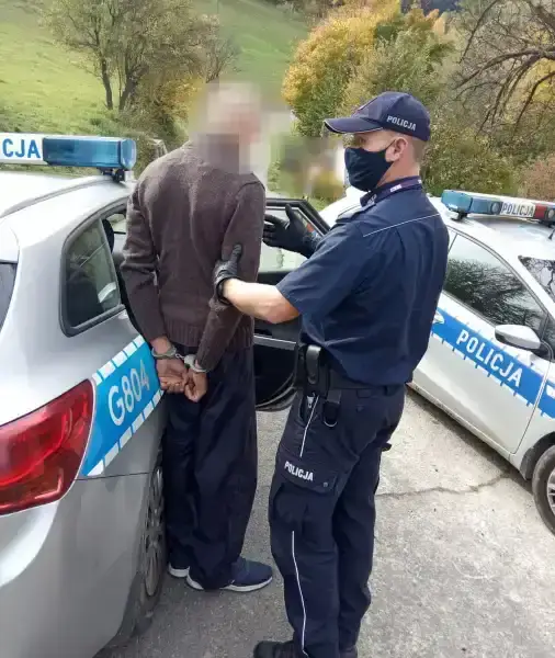Nocny rajd po Zakopanem. 34-latek miał zniszczyć 11 witryn i dwa samochody