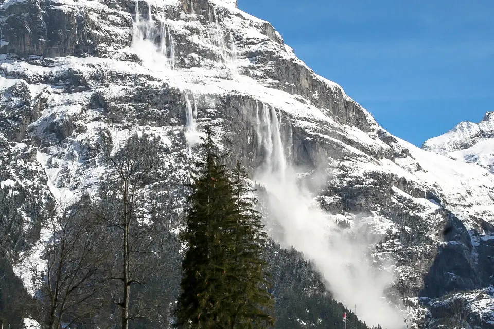 Znaczne zagrożenie lawinowe w Tatrach. TOPR ostrzega turystów