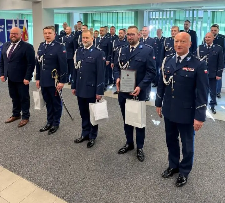 Trzy dekady służby w mundurze. Policjanci odchodzą na emeryturę