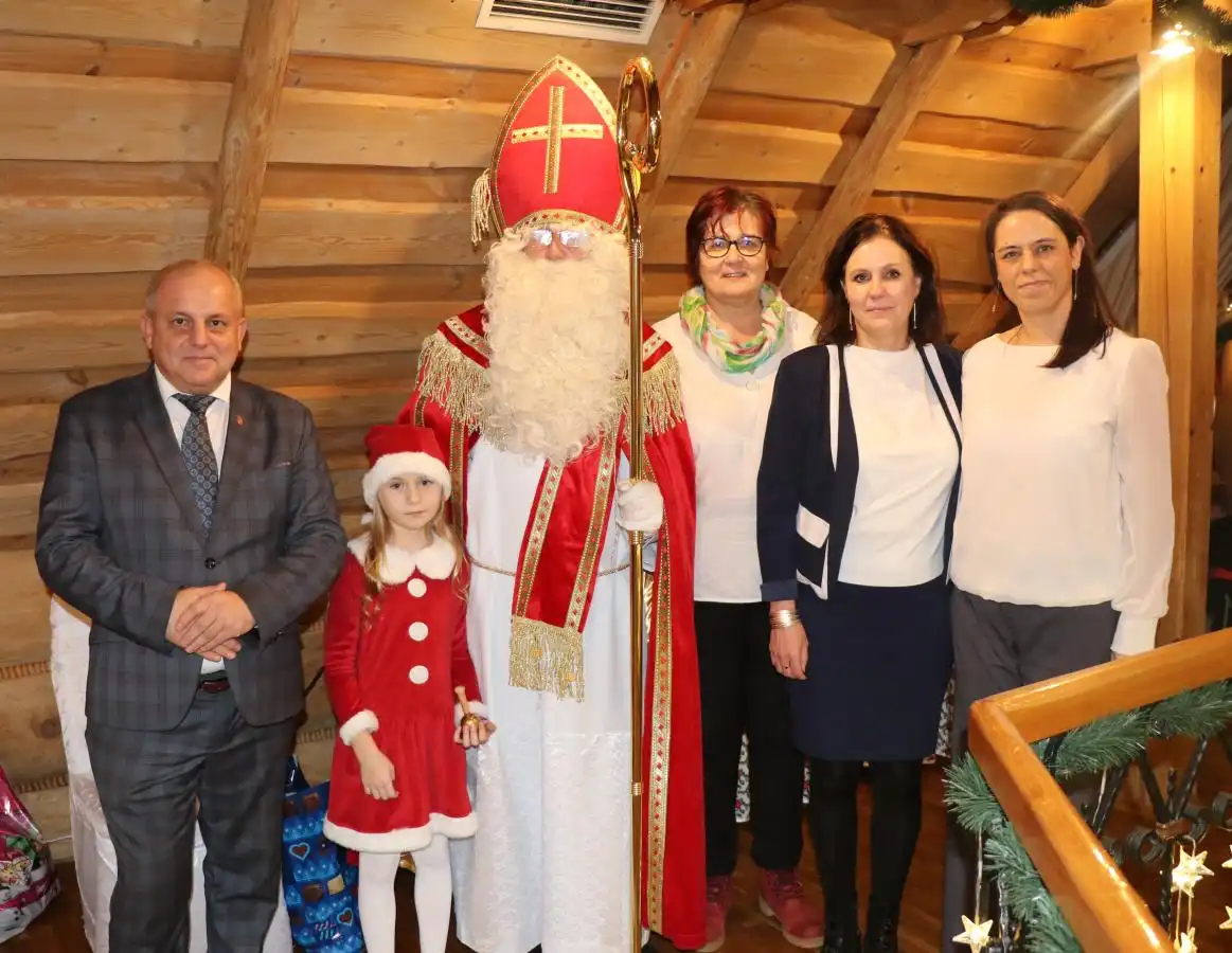 Świąteczne chwile z uśmiechem. Dzieci spotkały się z Mikołajem w PCPR w Nowym Targu