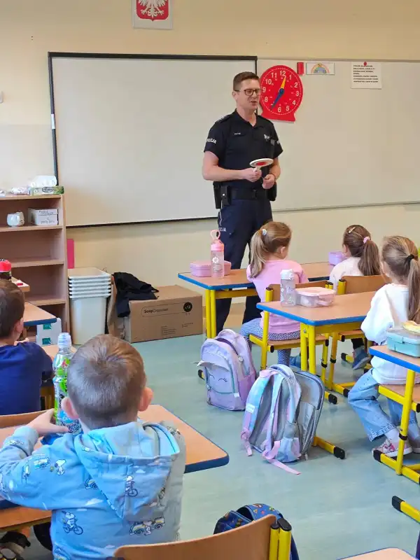 Edukacja i profilaktyka. Spotkanie dzieci z policjantem z Rabki-Zdroju