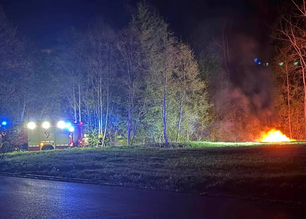 Płonące opony i czarny dym. Nocna interwencja strażaków w Bańskiej Niżnej
