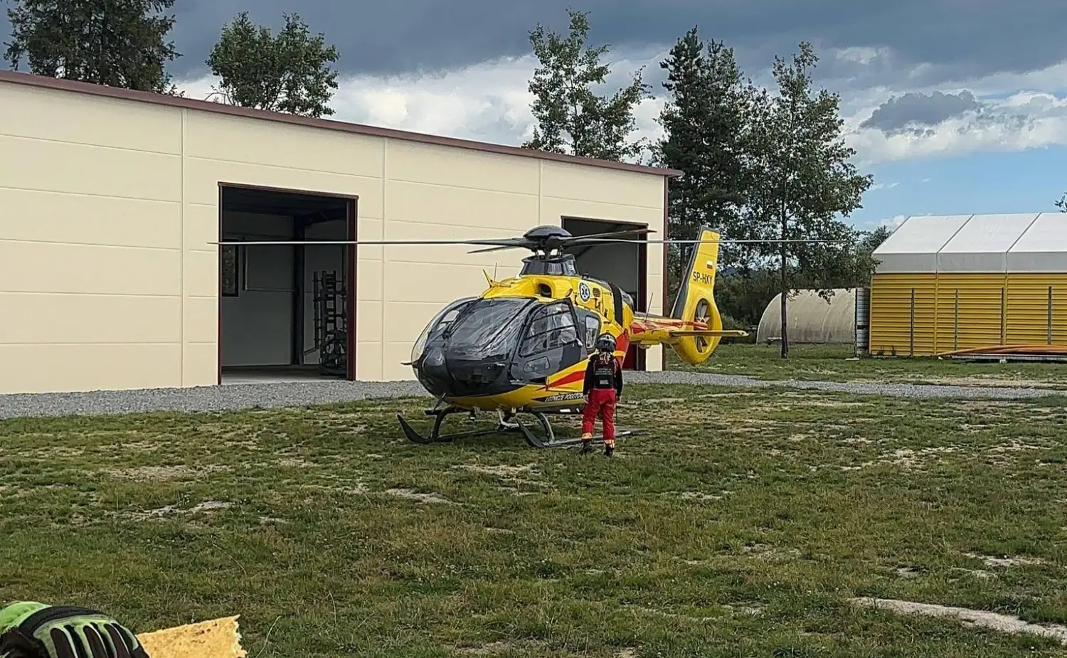 Wypadek podczas pracy z maszyną w Jabłonce. Na miejscu LPR