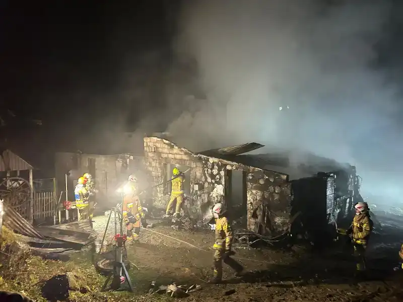 Tragiczny pożar w Krosnej ( Limanowa ), jedna osoba nie żyje. Strażacy walczyli do świtu