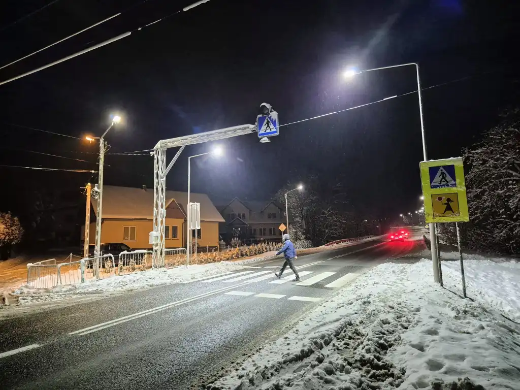 Bezpieczniej na pasach w Spytkowicach. Dodatkowe oświetlenie przy szkole