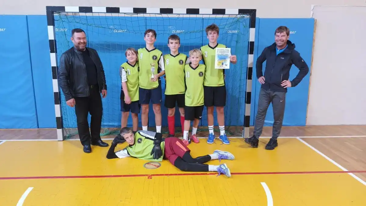 Szkoła Podstawowa w Ludźmierzu triumfuje w halowej piłce nożnej