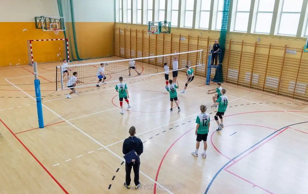 Debiut młodzików KS Monster Rabka. Emocje, pasja i sportowa lekcja w hali SP nr 2