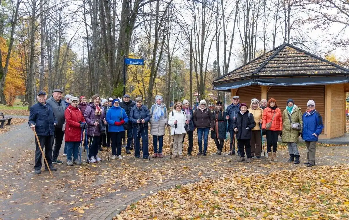 Żywa lekcja pamięci: jubileuszowy Rajd im. Juliana Kawalca kultywuje dziedzictwo pisarza na ulubionym czerwonym szlaku