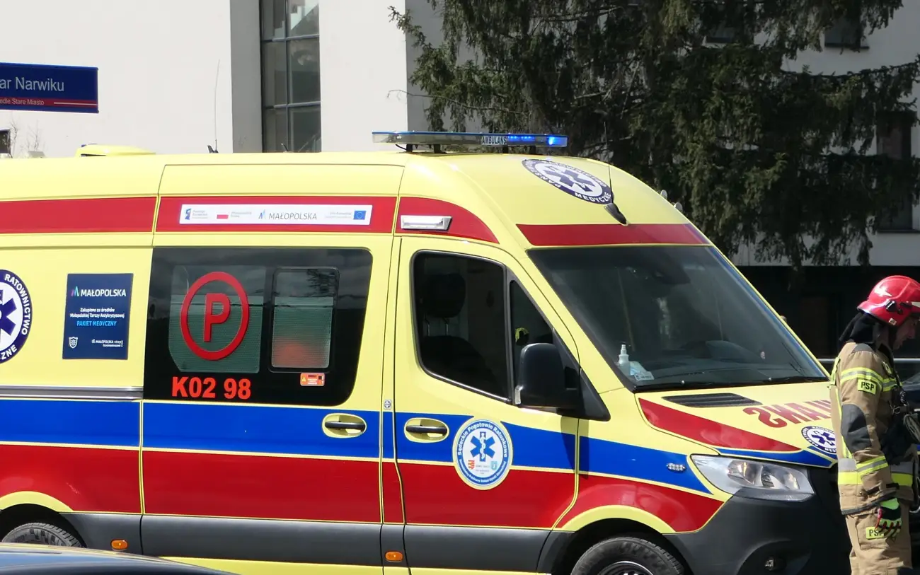 Wypadek w Trybszu. Samochód uderzył w drzewo, trzy osoby w szpitalu