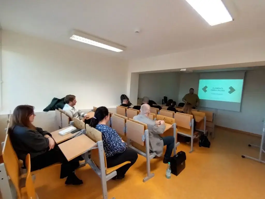 Jak mówić, by być słyszanym. Akademickie warsztaty z higieny głosu