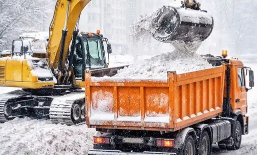 Wieczorne prace drogowe w Rabce Zdroju. Rusza wywóz zalegającego śniegu