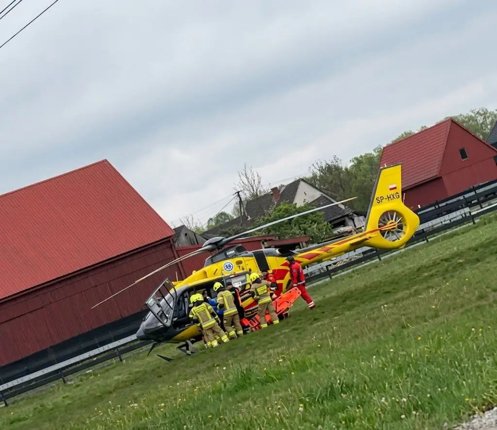 Wypadek przy pracy w Lipnicy Wielkiej. Mężczyzna ranny podczas pracy z piłą motorową