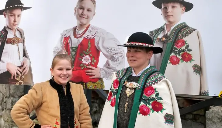 „Harda młodość” na Krupówkach. Młodzi górale w obiektywie Janka Janoska