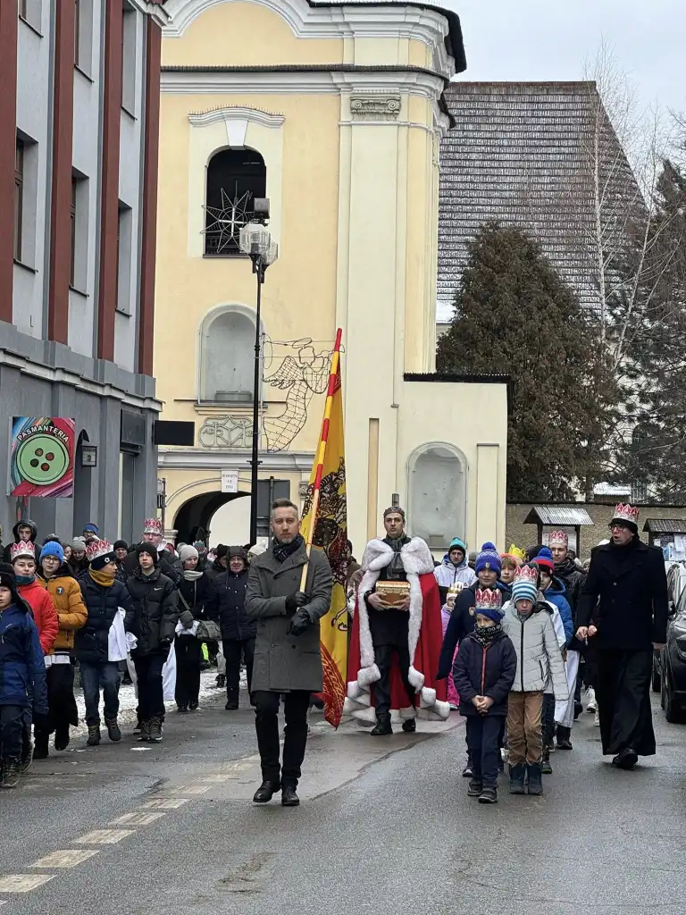 Kolędowanie i barwny pochód na nowotarskim Rynku