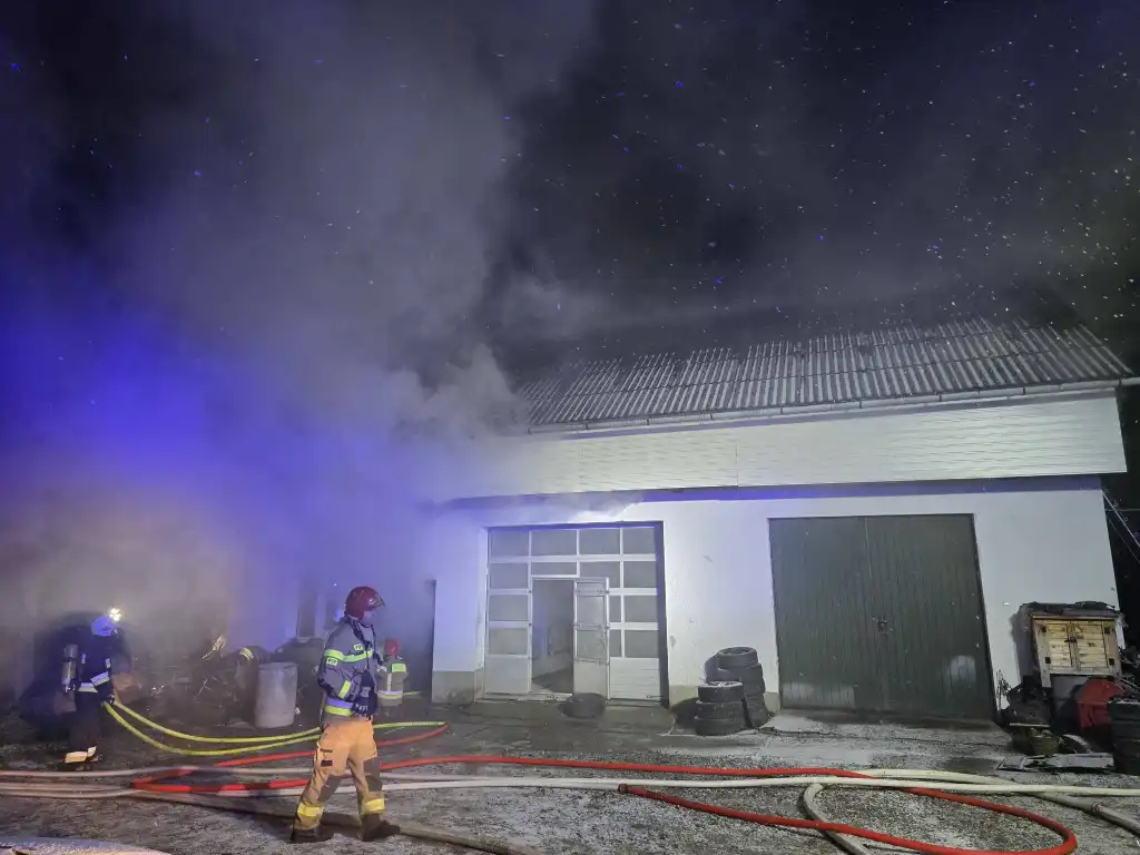 Pożar garażu w Spytkowicach. Strażacy w akcji