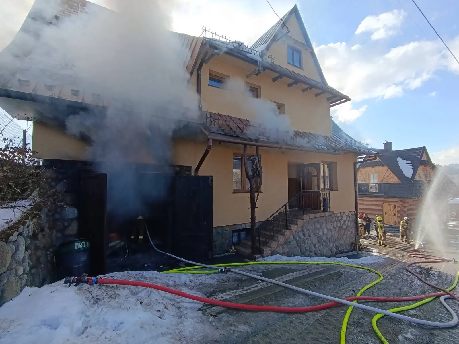 Pożar w Poroninie. Ogień wyszedł z garażu i objął dach