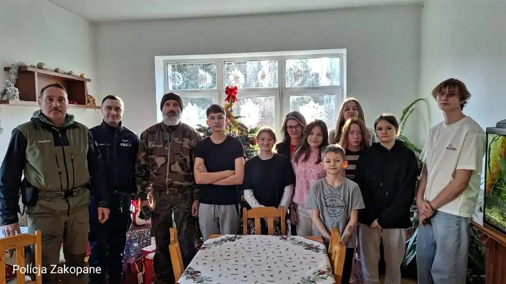 Policjanci i strażnicy TPN podarowali choinki dzieciom z „Tatrogrodu”