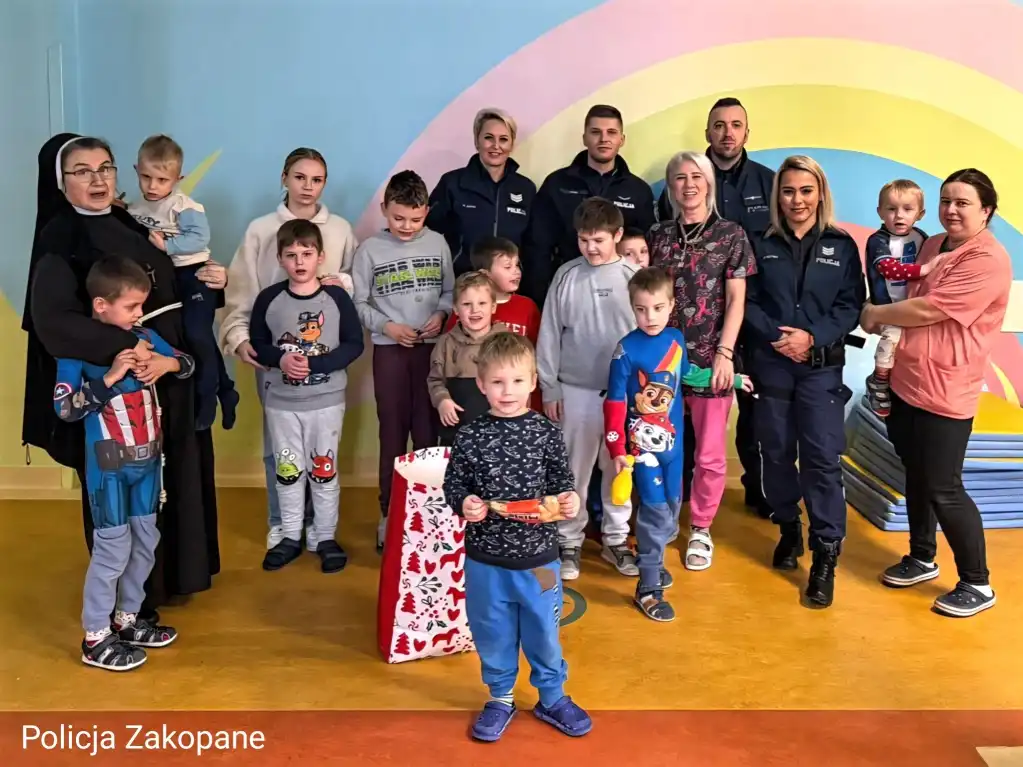 Mundurowi z Bukowiny Tatrzańskiej niosą świąteczną radość podopiecznym „Serafitek”