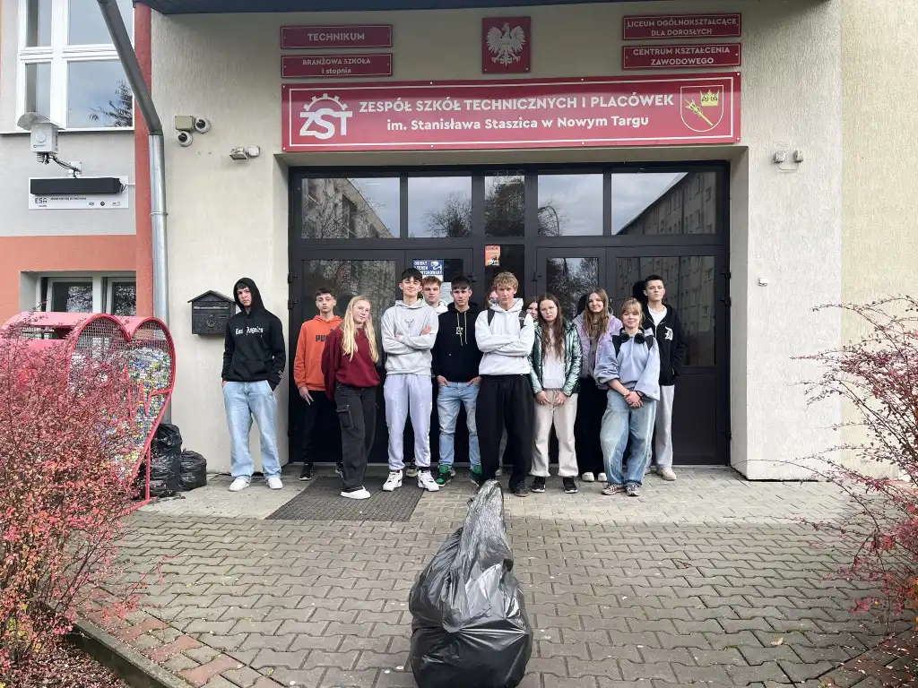 Uczniowie Nowotarskiego Staszica - pokazali klasę i to dosłownie, sprzątając miasto