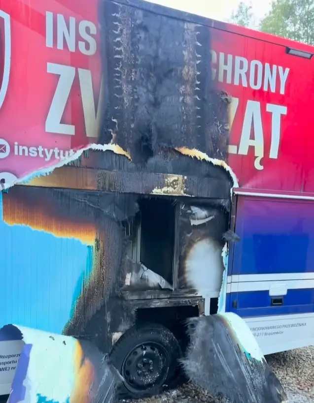 Podpalenie samochodu DIOZ w Groniu. Policja zatrzymała dwóch mężczyzn