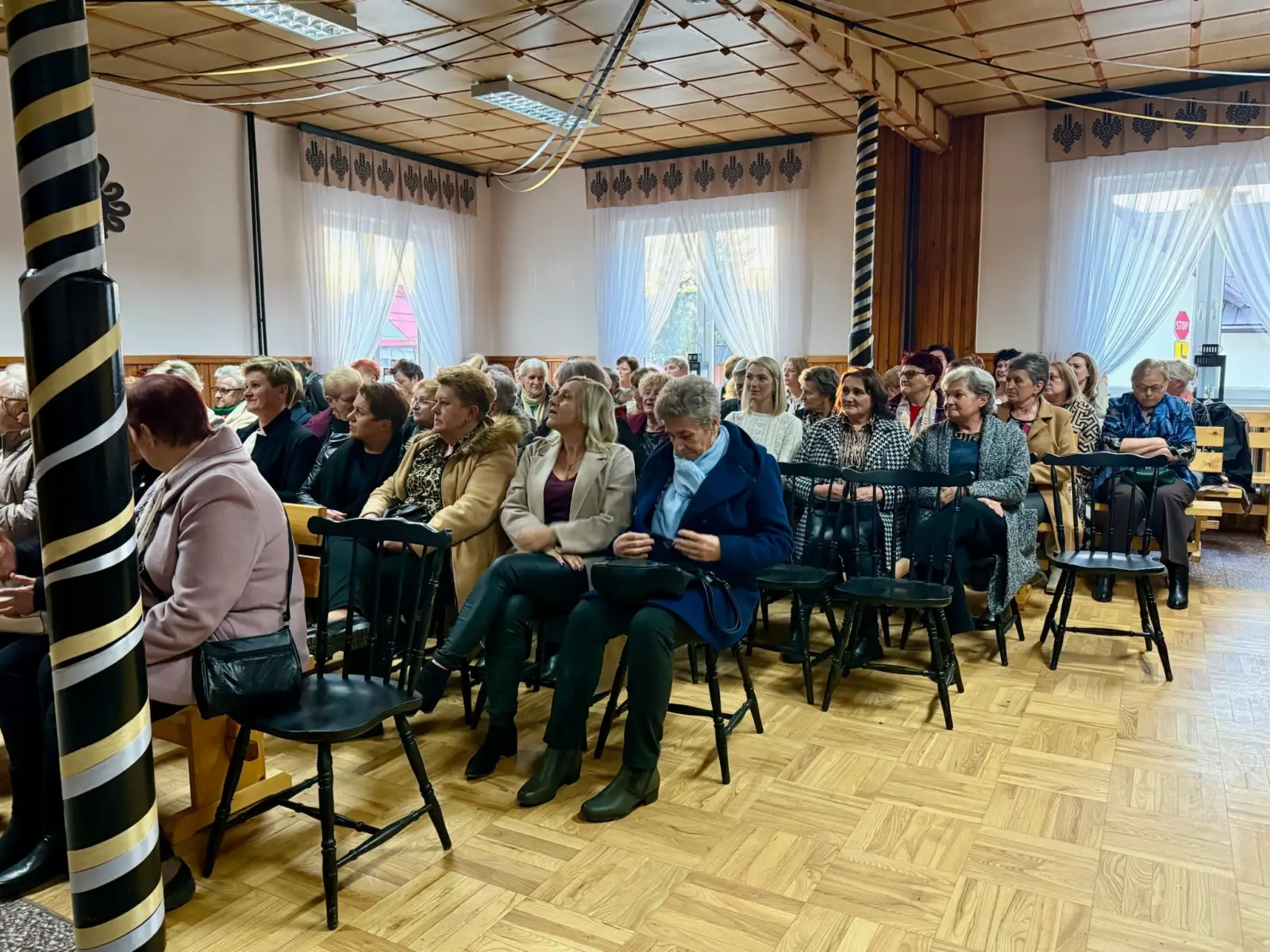 Dzień Kobiet w Kluszkowcach. Był spektakl i kwiaty dla pań z Kół Gospodyń