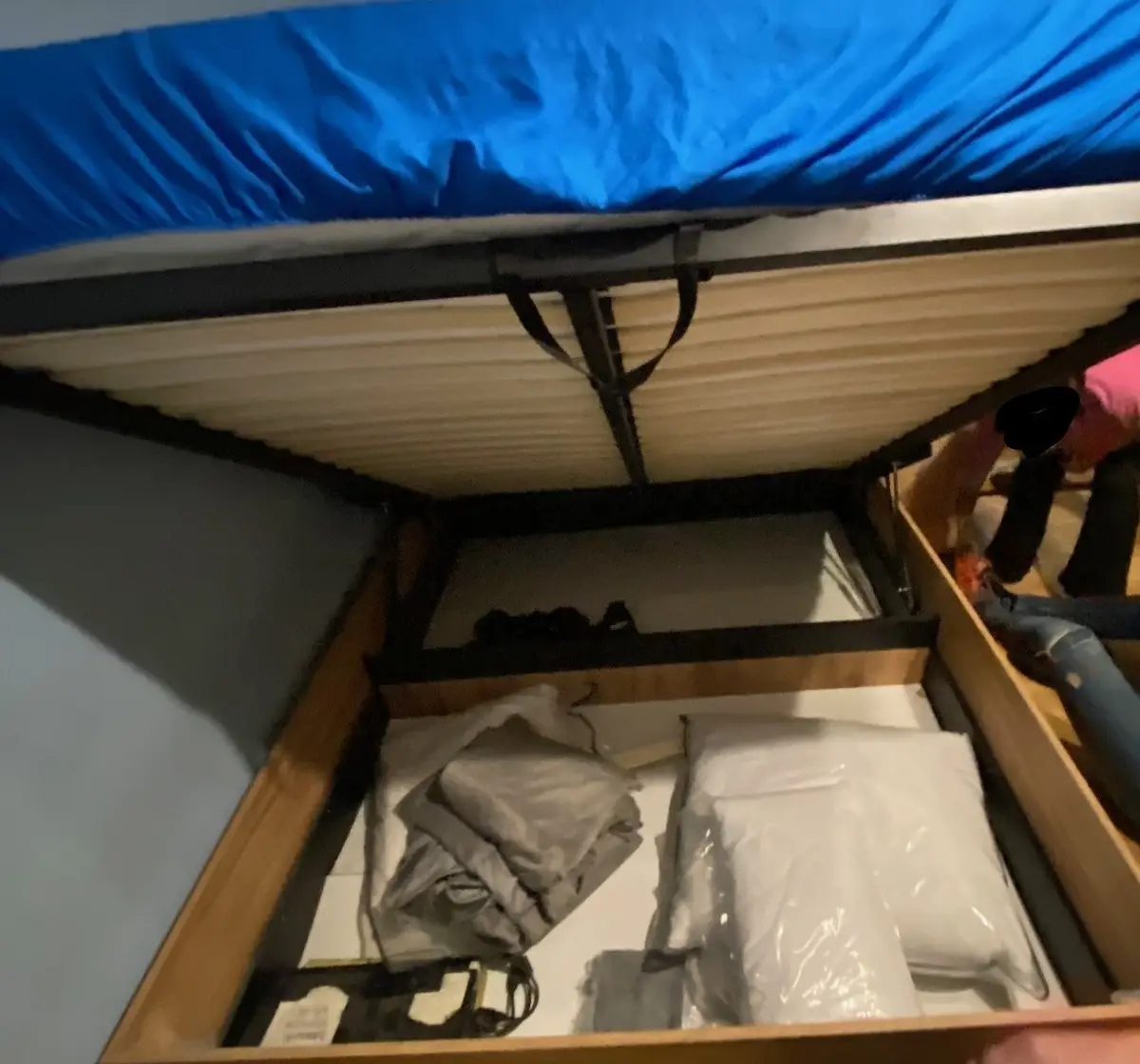 Drzwi były zamknięte, a poszukiwany 25-latek w środku. Ukrył się w tapczanie