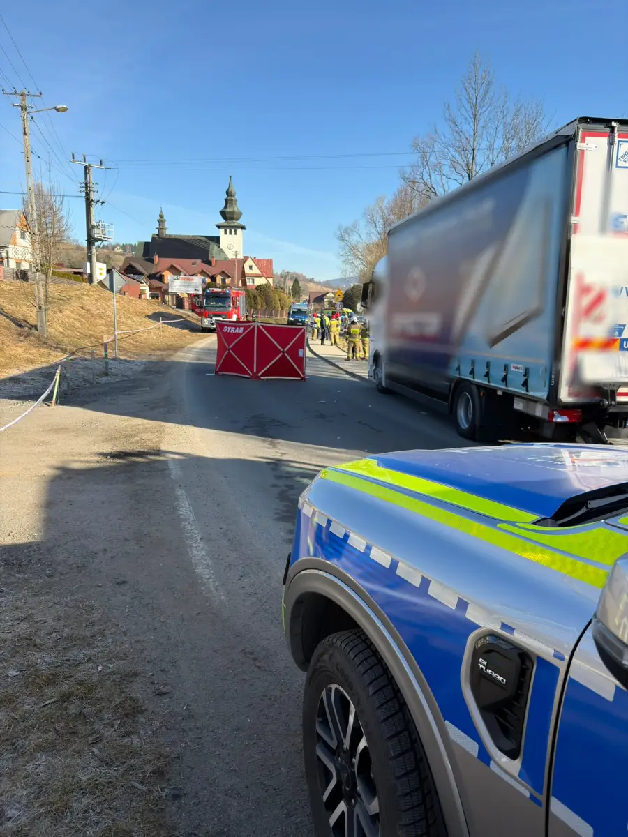 Tragiczny poranek w Rdzawce. Ciężarówka potrąciła pieszą. Kobieta nie żyje