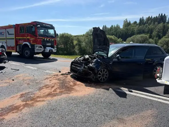 Zderzenie dwóch samochodów na DK7 w Orawce. Na miejsce ruszyły liczne służby