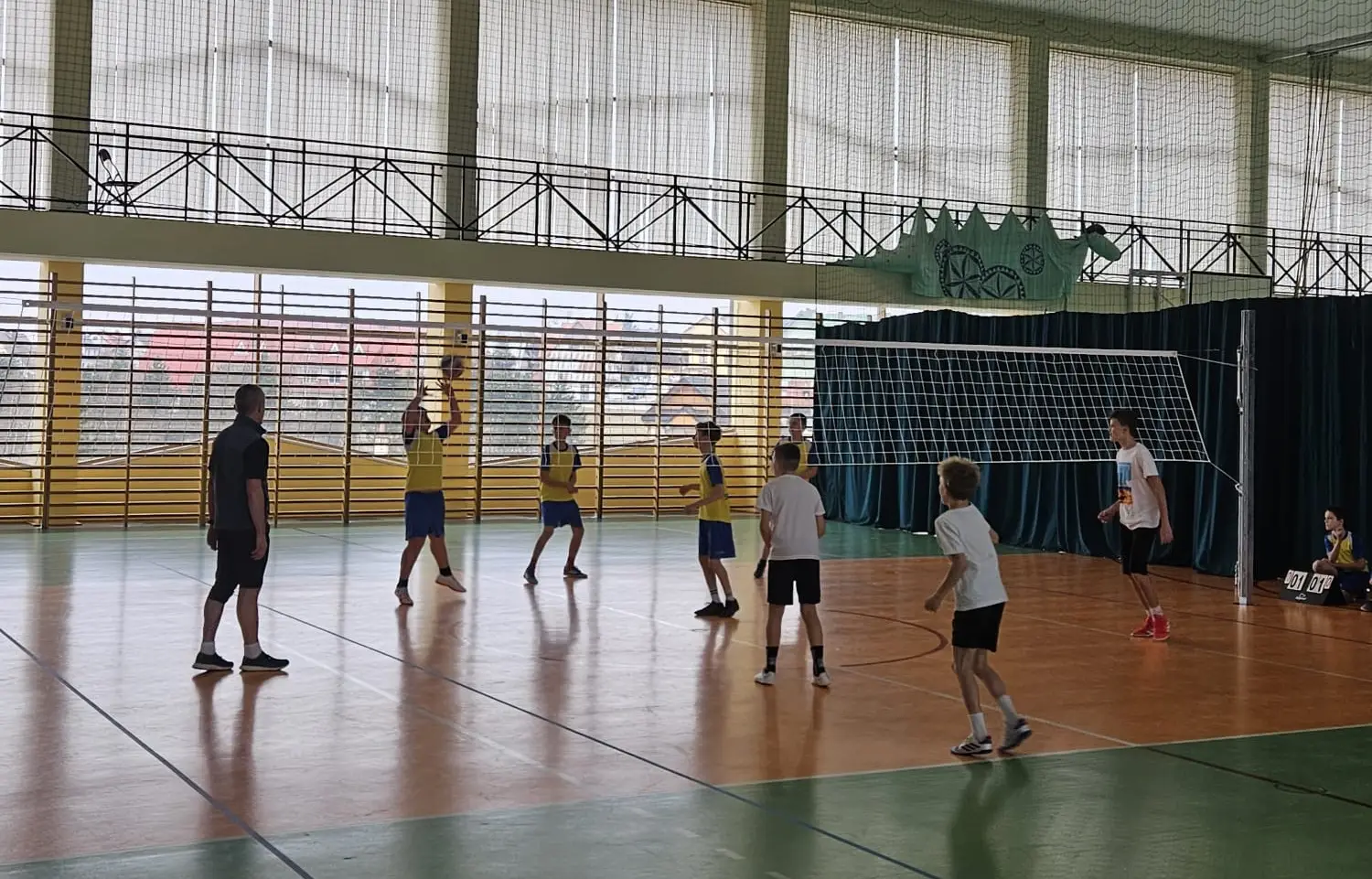 Sportowe emocje w Maniowach. Gminne Igrzyska Dzieci i Młodzieży w siatkówce