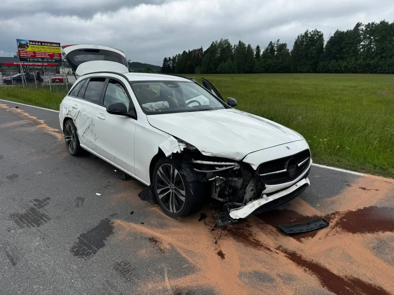 Groźne zderzenie w Jabłonce. Traktor rozerwany na pół, osobówka lekko uszkodzona Groźne zderzenie w Jabłonce. Traktor rozerwany na pół, osobówka lekko uszkodzona