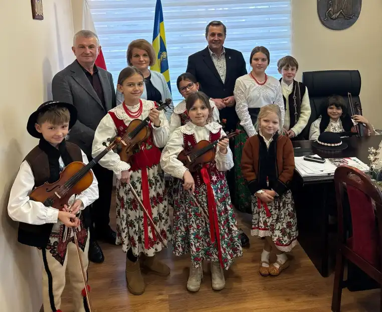 Kolędnicy z Rokicin Podhalańskich odwiedzili Urząd Gminy