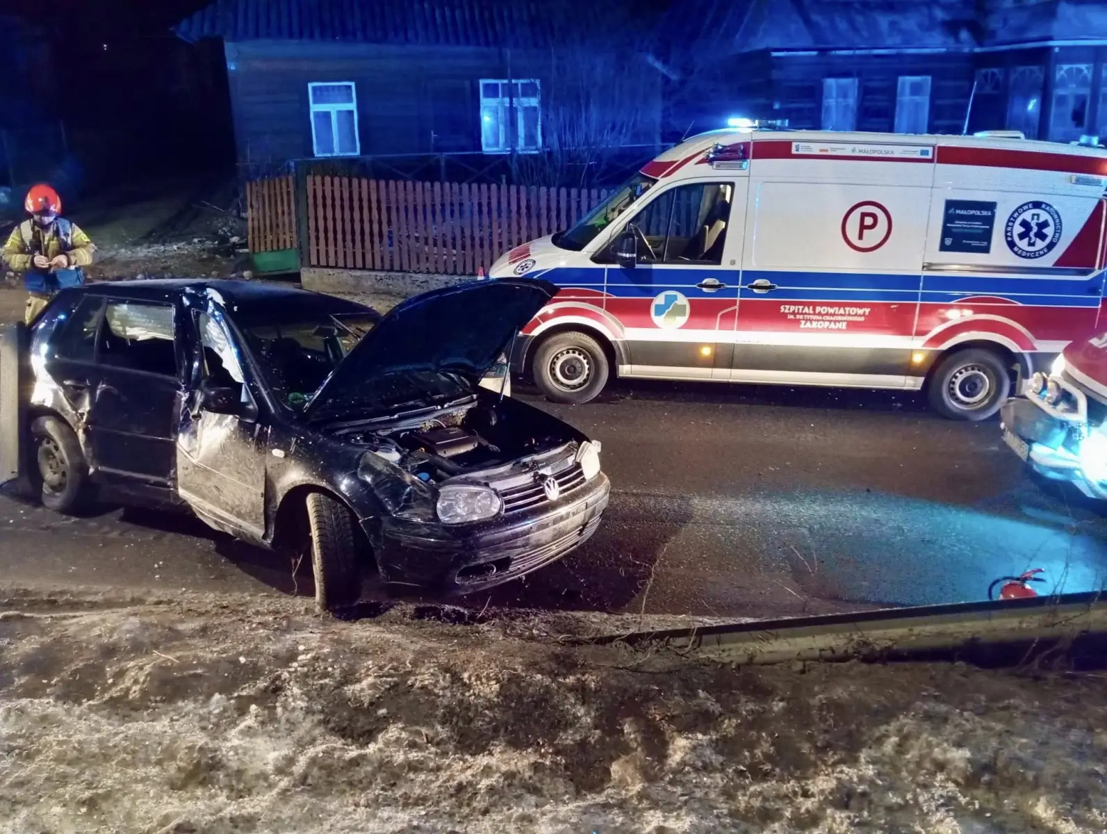 Alarm o w środku nocy. Strażacy i ratownicy ruszyli do Suchego. Dwie ofiary nocnej kolizji