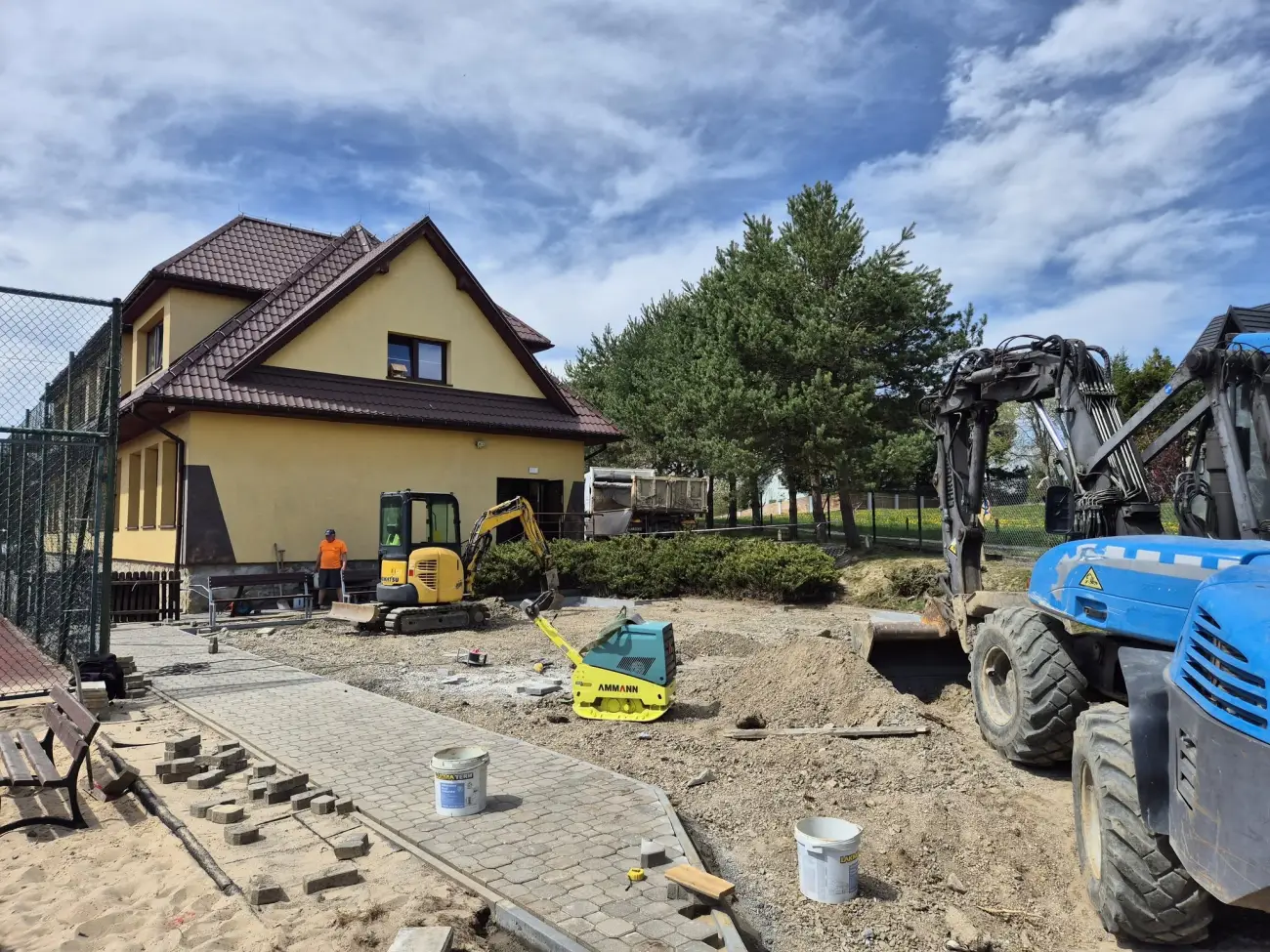 Stary plac zabaw znika nowy powstaje. Dzieci ze Spytkowic zyskają nową przestrzeń do zabaw