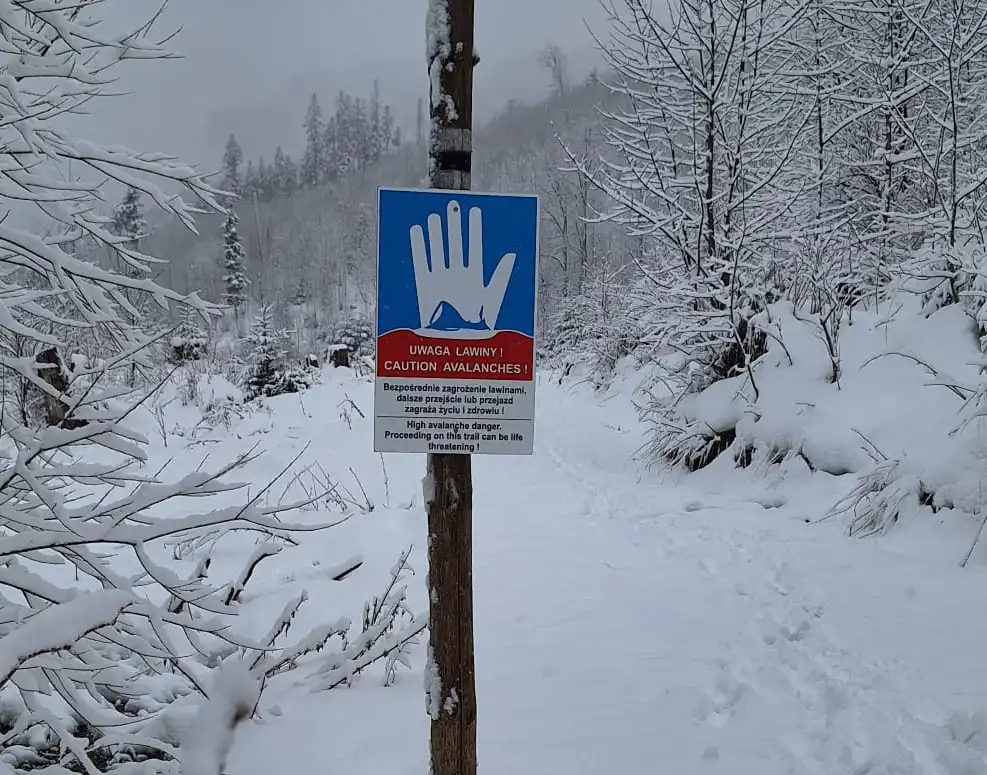 Dwie tablice, które ratują życie w Tatrach. Znasz ich znaczenie?