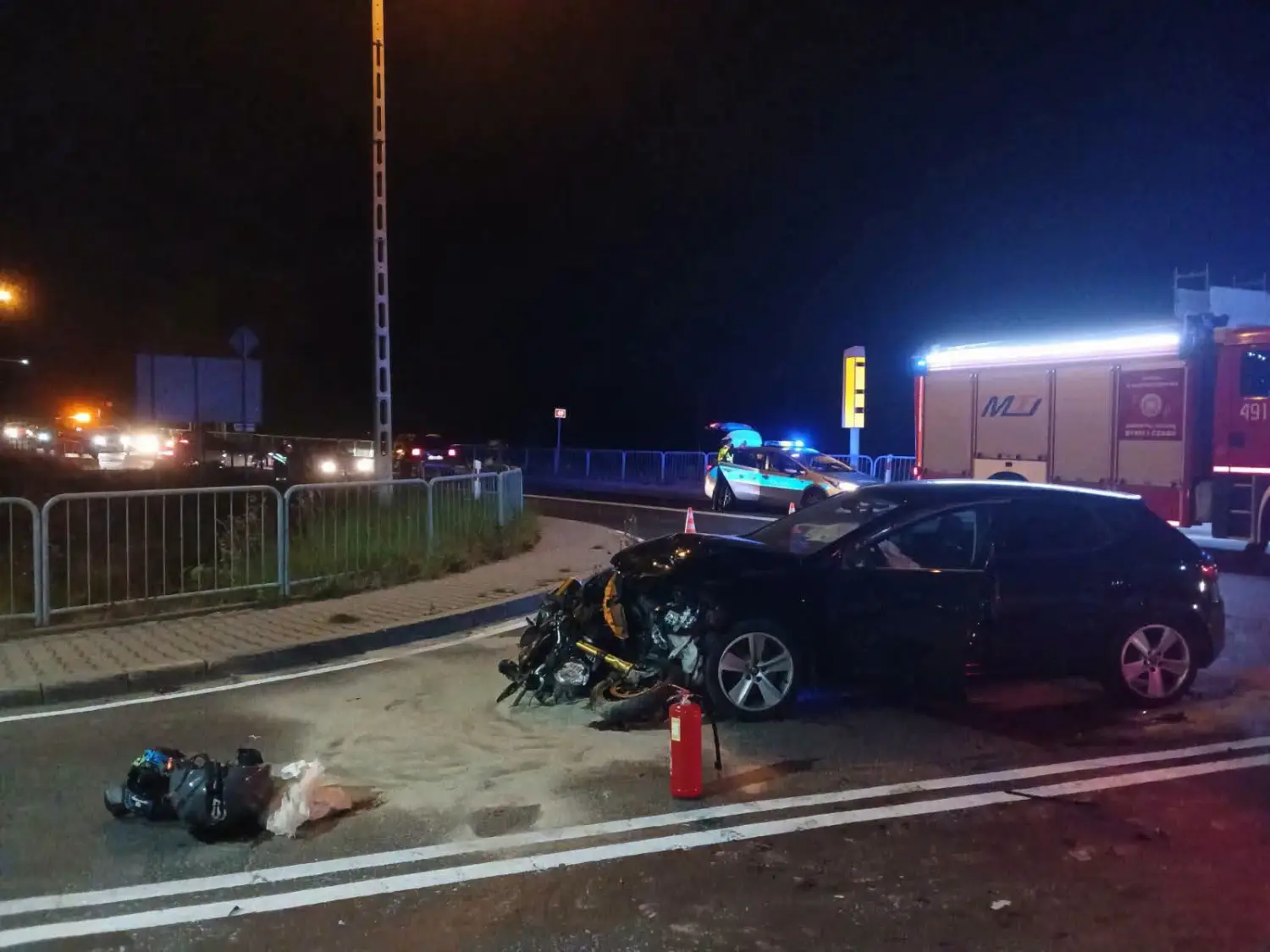 Gronków: samochód zderzył się z motocyklem. 35-latek zabrany do szpitala śmigłowcem LPR
