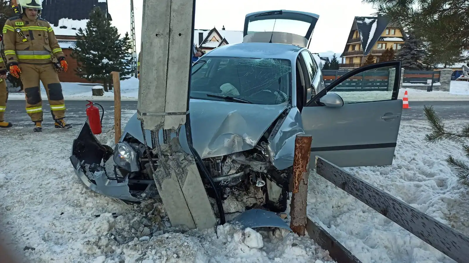 Kolizja w Sierockiem. Samochód uderzył w słup