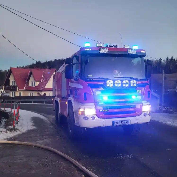Pożar zabudowań gospodarczych w Harkabuzie. Akcja strażaków z kilku jednostek