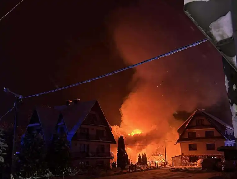 Skrzypne: Z budynku zostało niewiele. Duża akcja strażaków z regionu