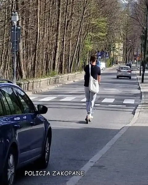 Pijany jechał hulajnogą po ulicy, finał 2500 zł mandatu