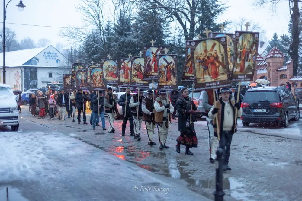 Mimo śniegu przeszli z krzyżem przez Rabkę. Plenerowa Droga Krzyżowa w Rabce zgromadziła wiernych