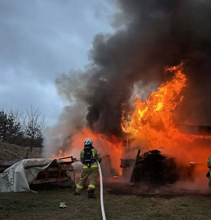 Cały obiekt w ogniu. Strażacy walczyli z pożarem w Lipnicy Małej