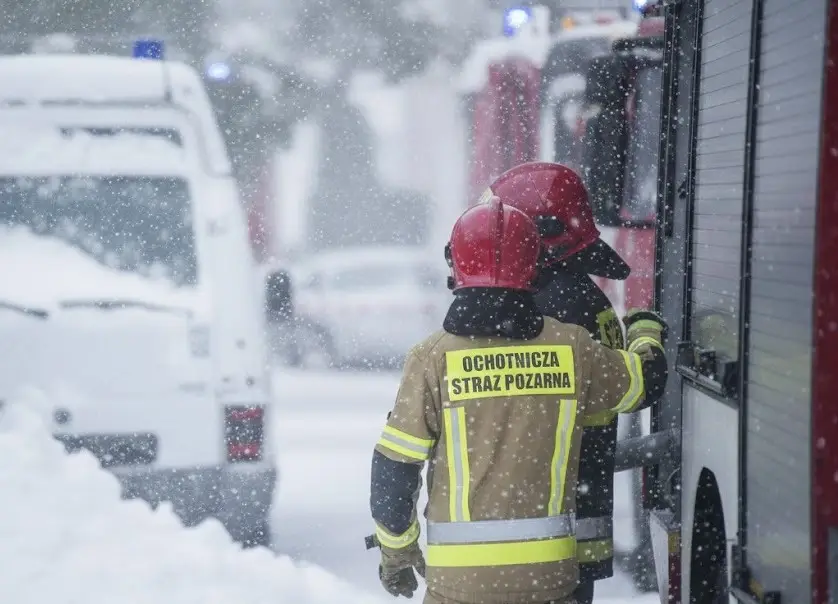 Świadkowie zaczęli, strażacy kontynuowali, udana reanimacja 50 latka na Karpackiej w Kluszkowcach