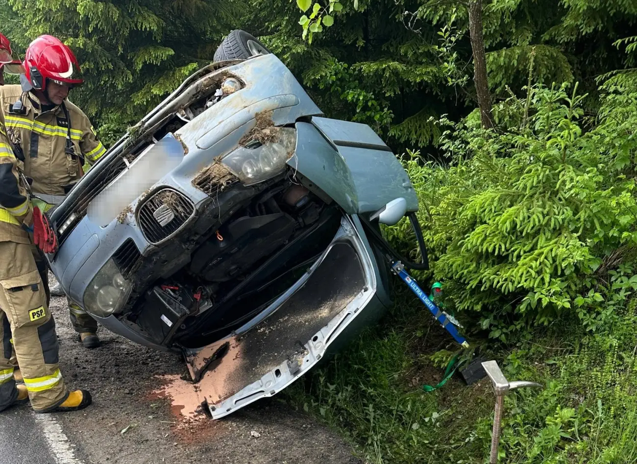 Groźny wypadek pod Jabłonką. Osobówka zakończyła jazdę na dachu