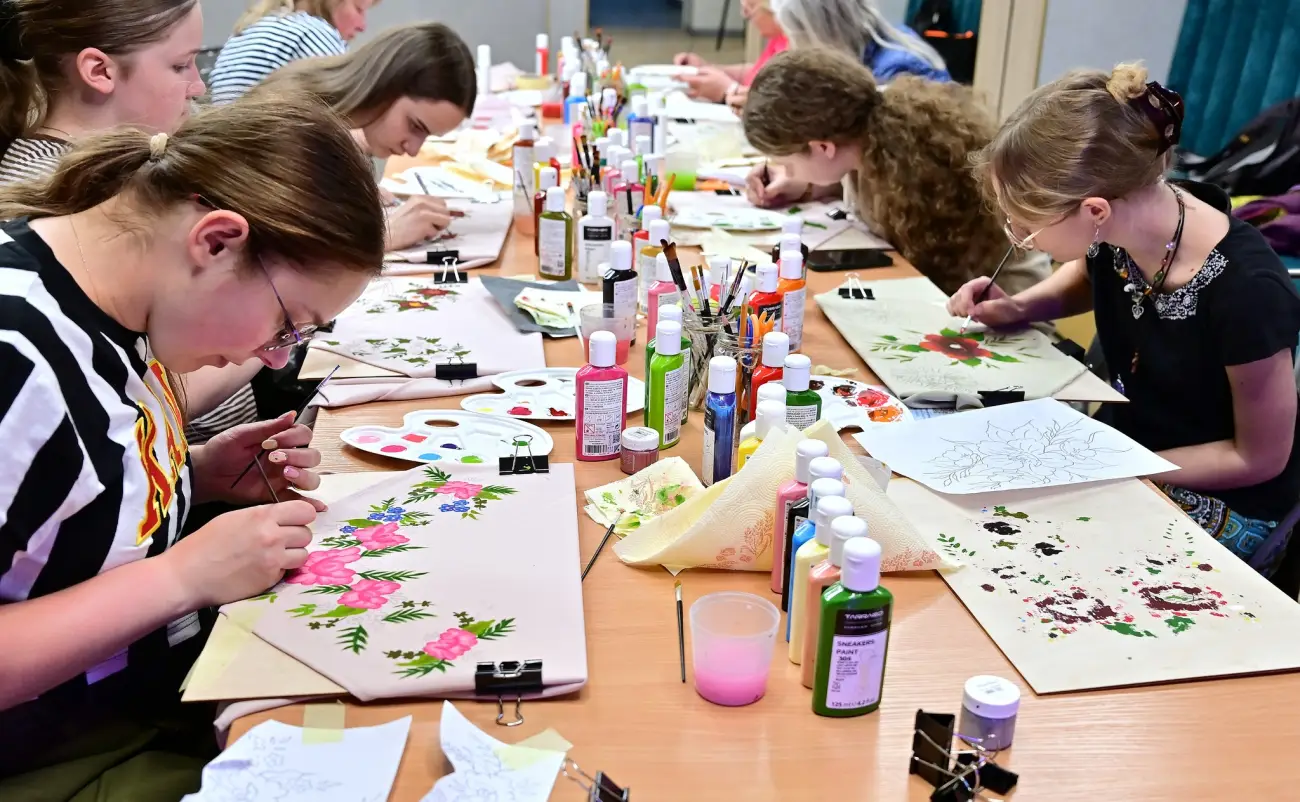 Artystyczny Dzień Matki w Stacji Kultura. Powstały niepowtarzalne chusty