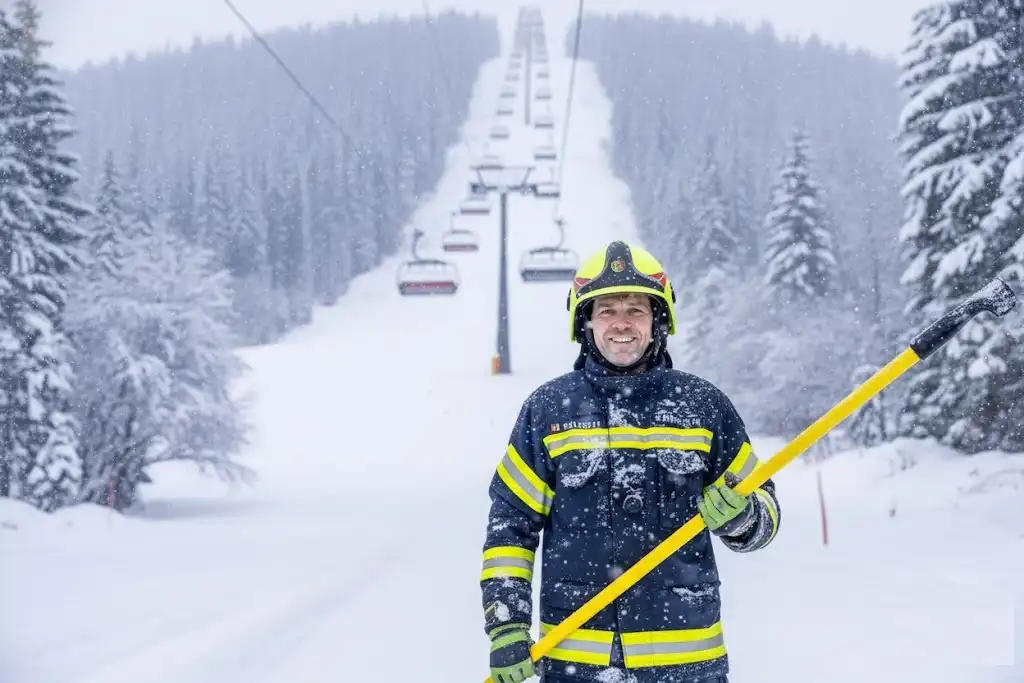 Strażacy z Zakopanego gotowi do ewakuacji z wyciągów. Na Szymoszkowej sprawdzili gotowość do zimy