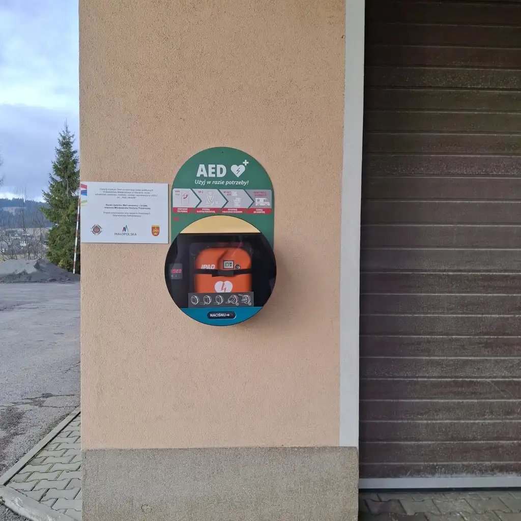 AED na budynku remizy OSP Orawka. Każdy może uratować życie