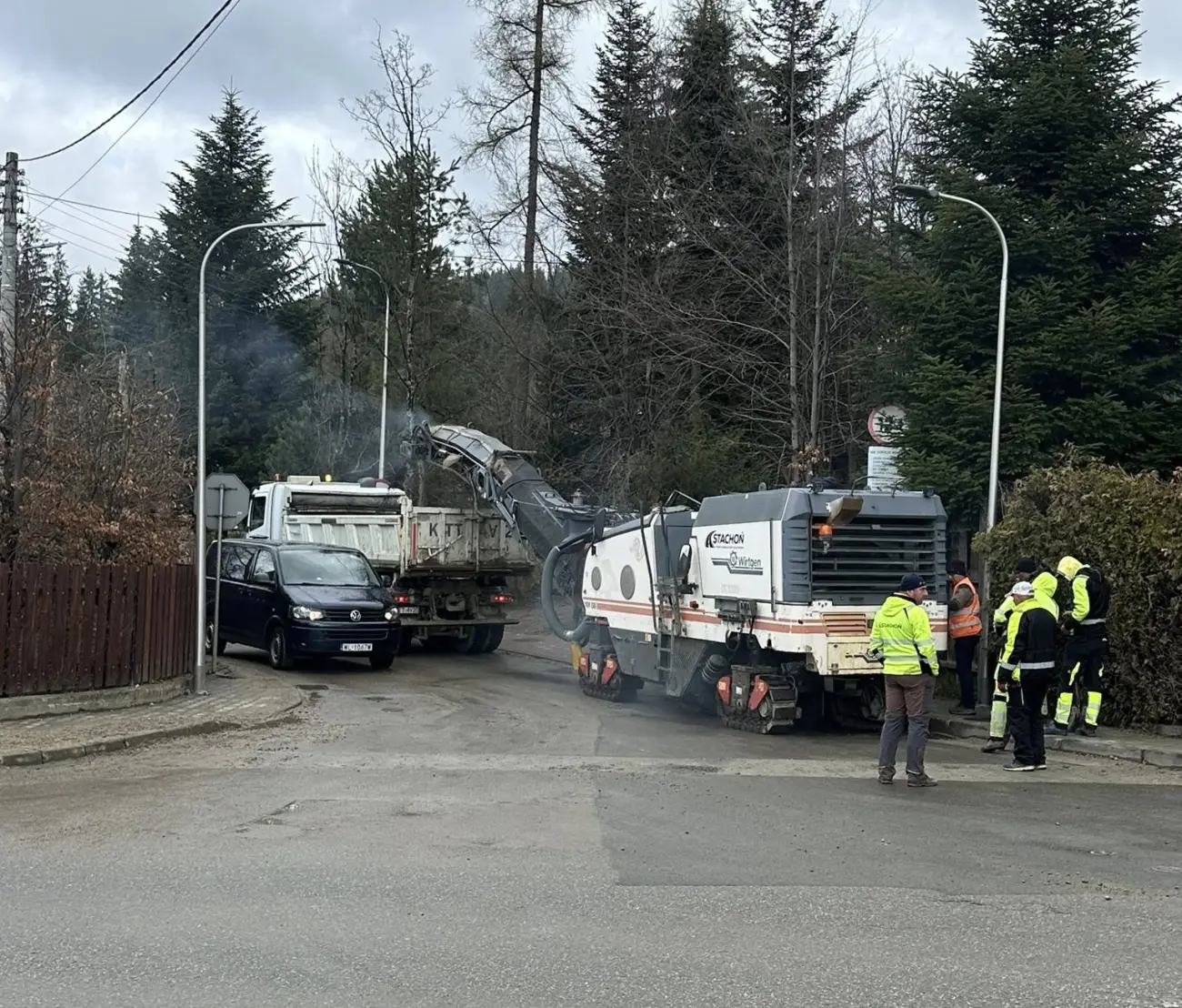 Mieszkańcy kościeliska doczekali się remontu drogi. Radny pyta o stan chodnika